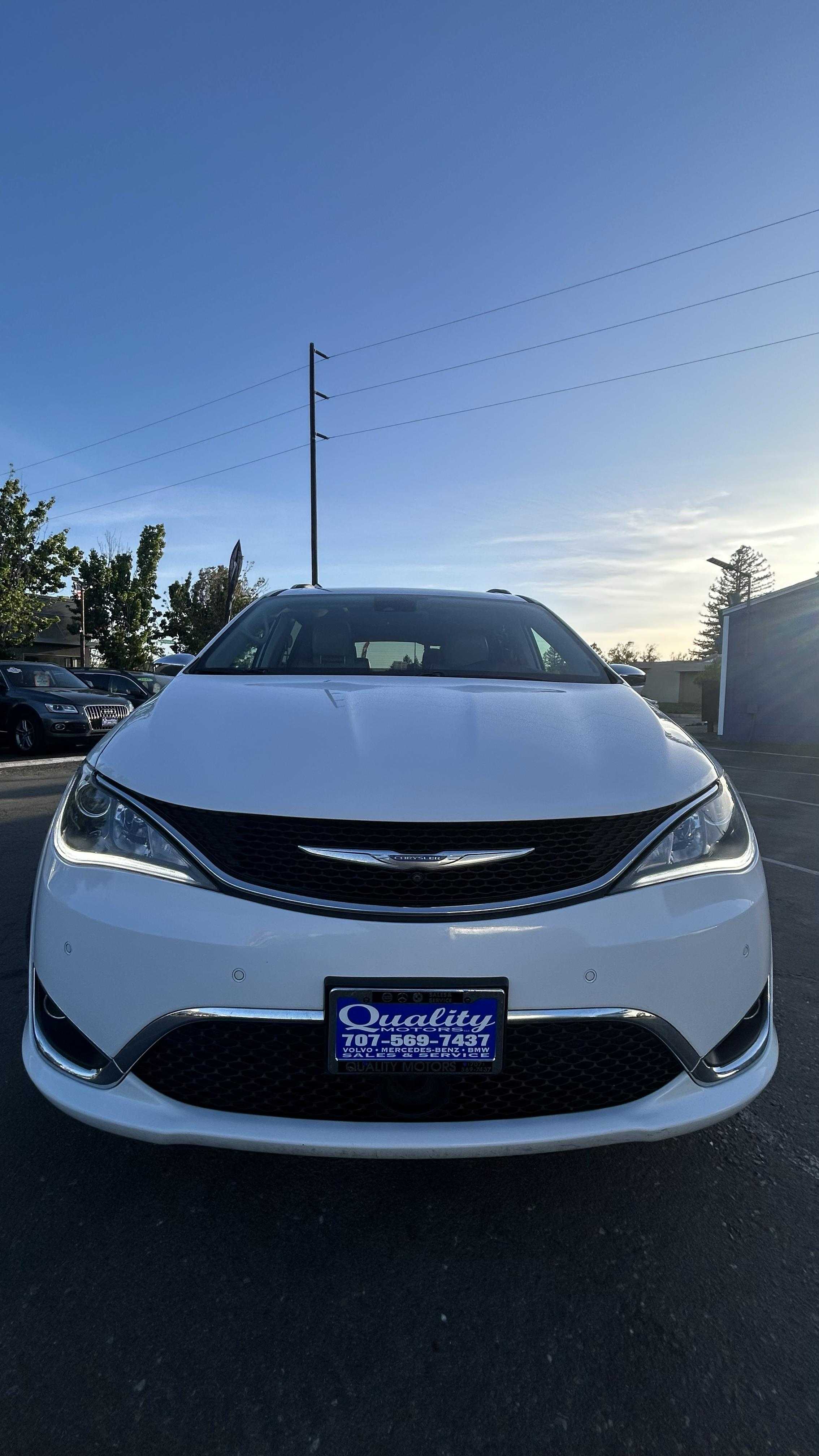 Chrysler Pacifica Image 2