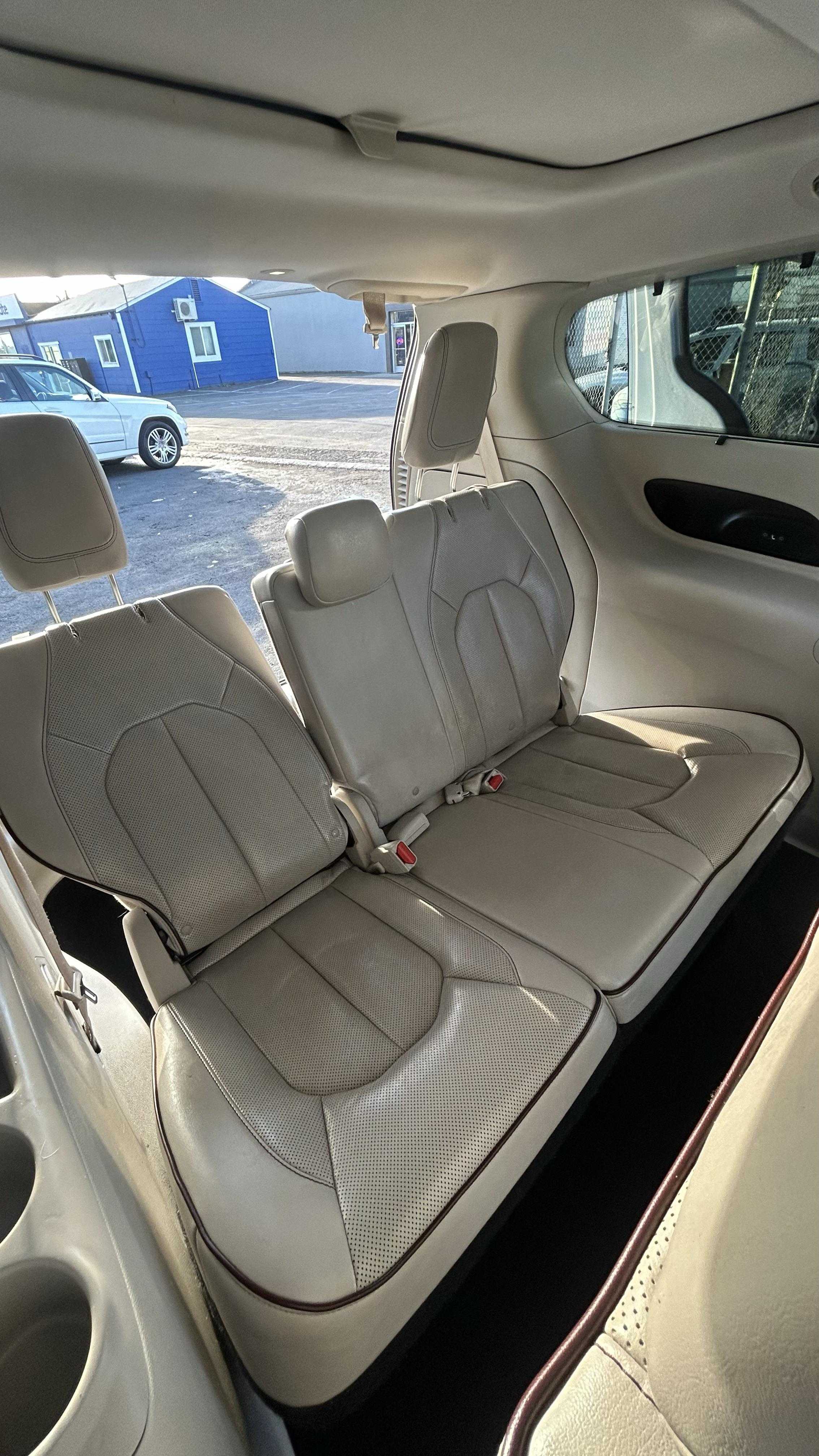 Chrysler Pacifica Image 20