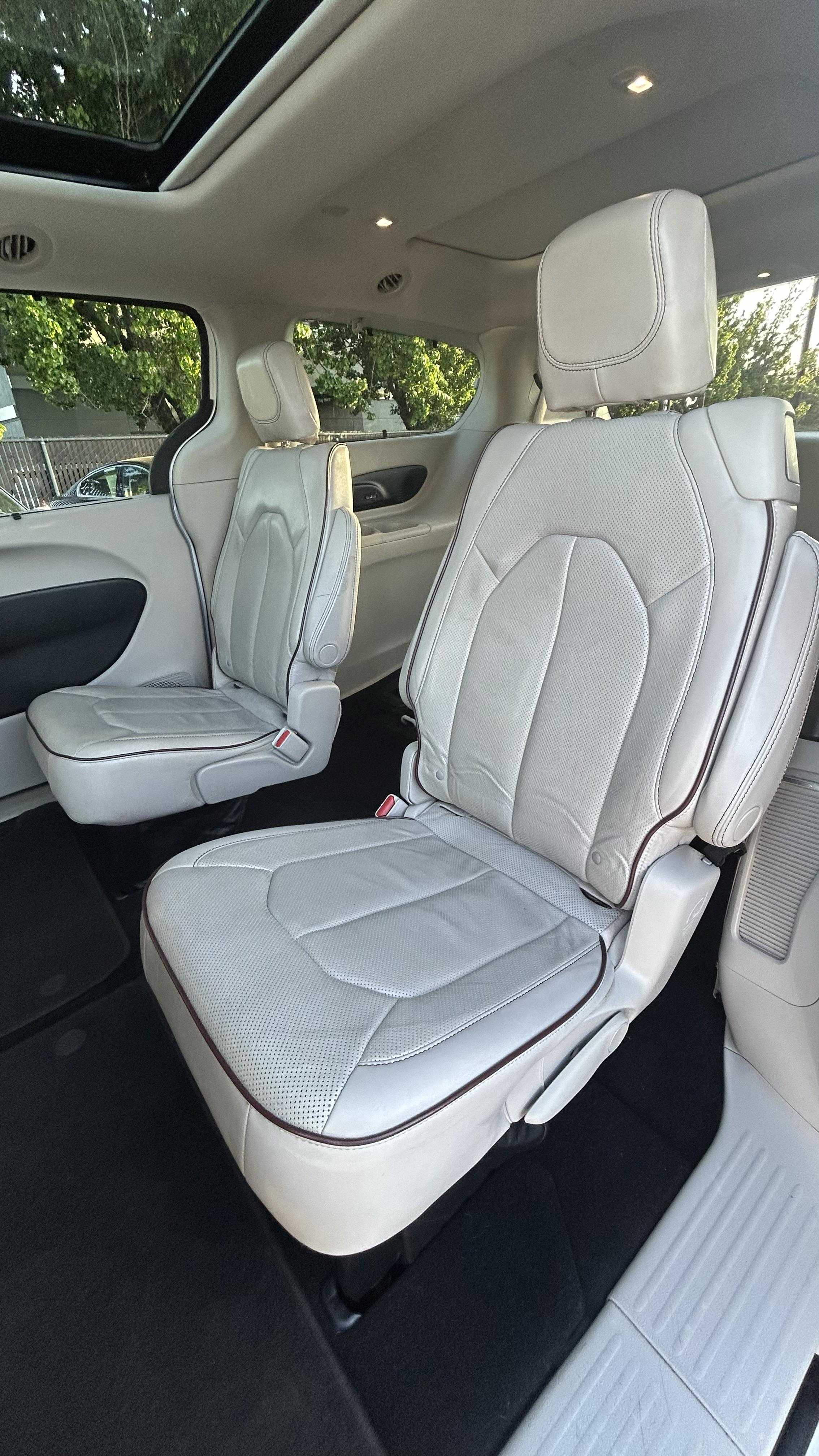 Chrysler Pacifica Image 15