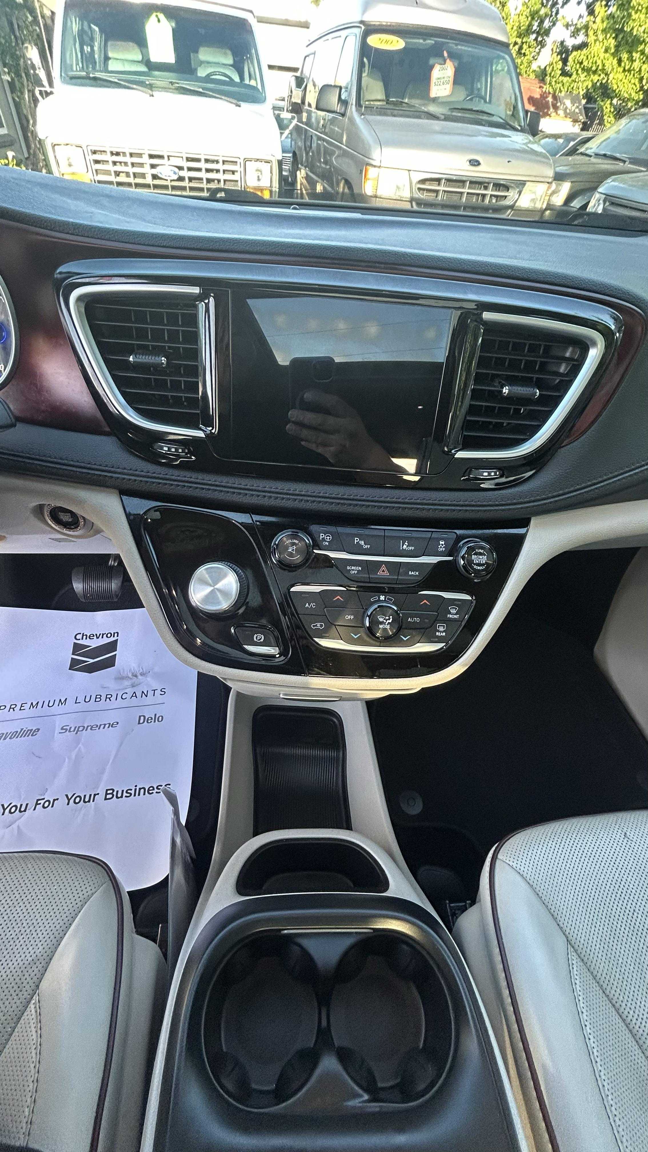 Chrysler Pacifica Image 8