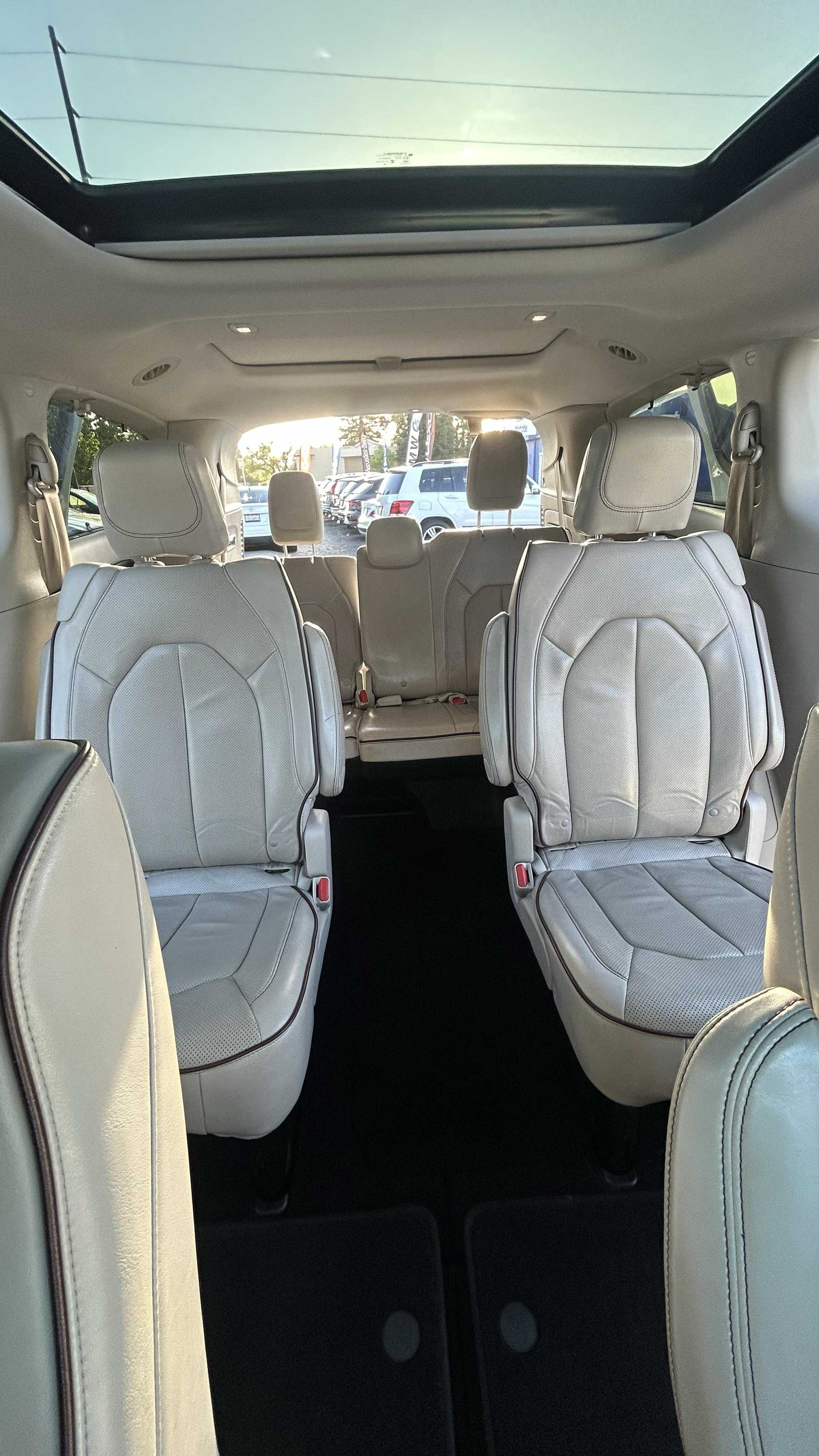 Chrysler Pacifica Image 14