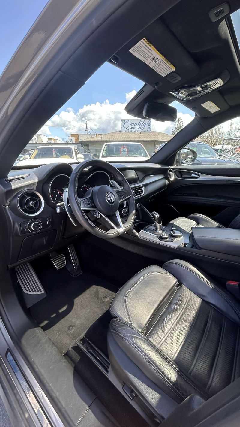 Alfa Romeo Stelvio Image 9