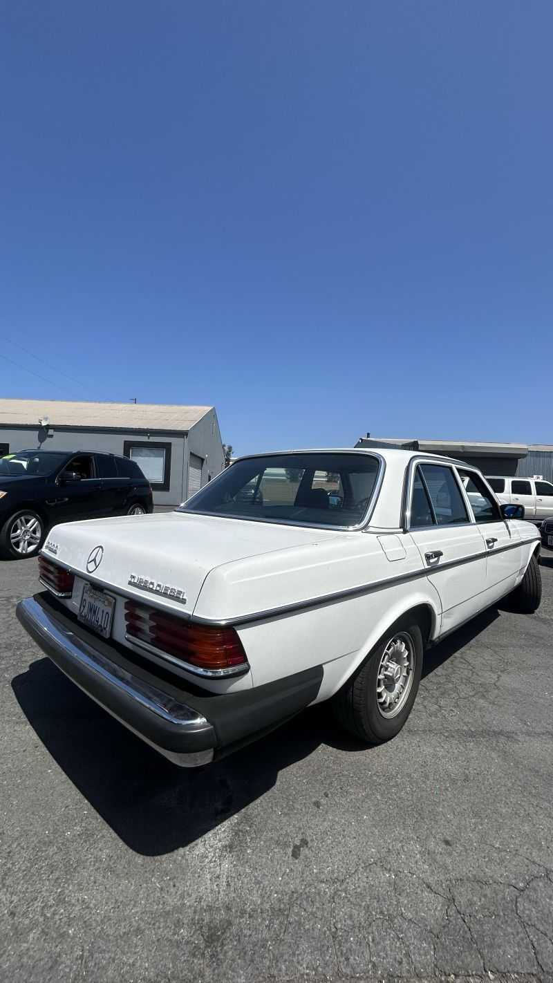 Mercedes-Benz 300-Class Image 17