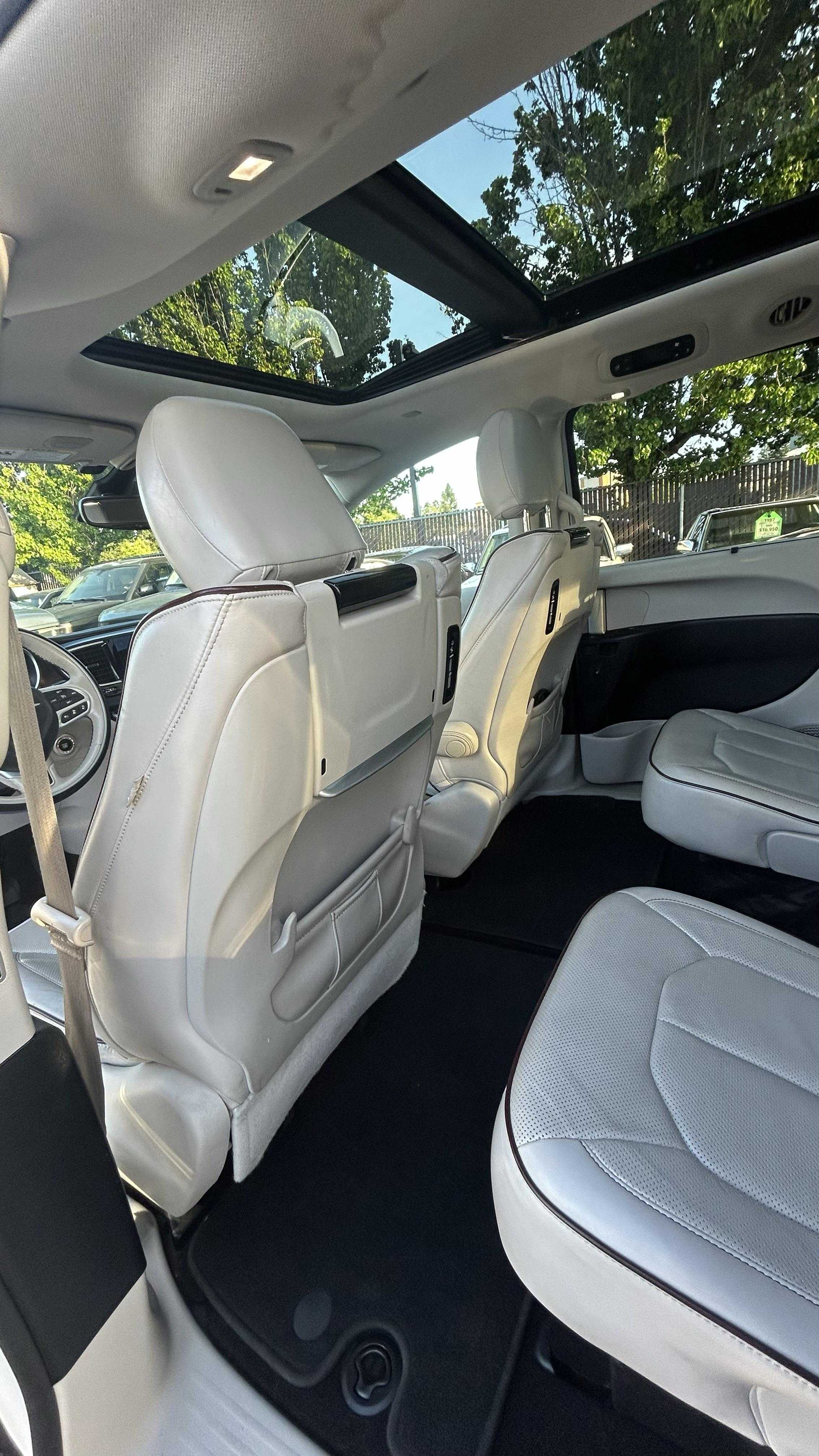 Chrysler Pacifica Image 18
