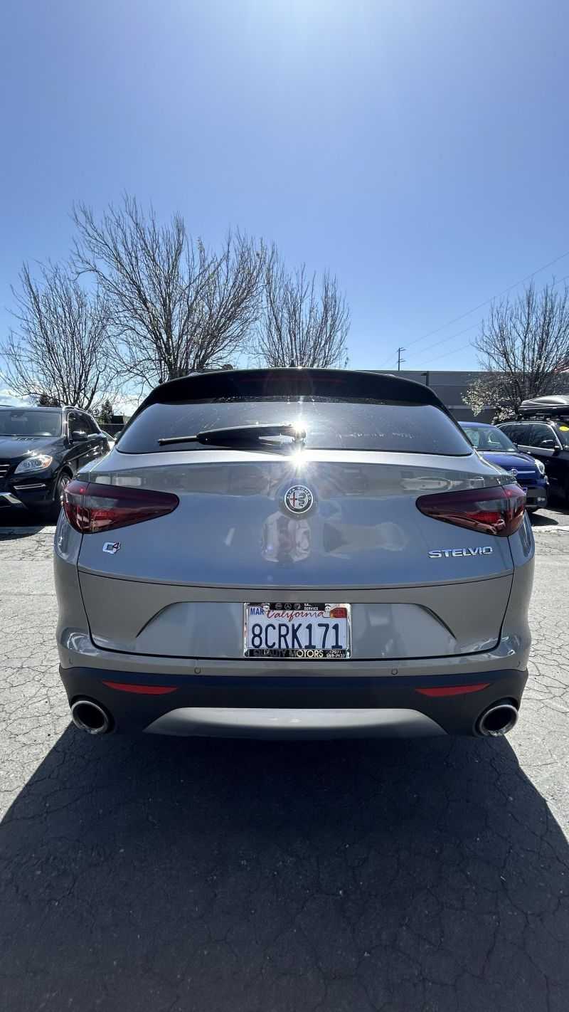 Alfa Romeo Stelvio Image 19