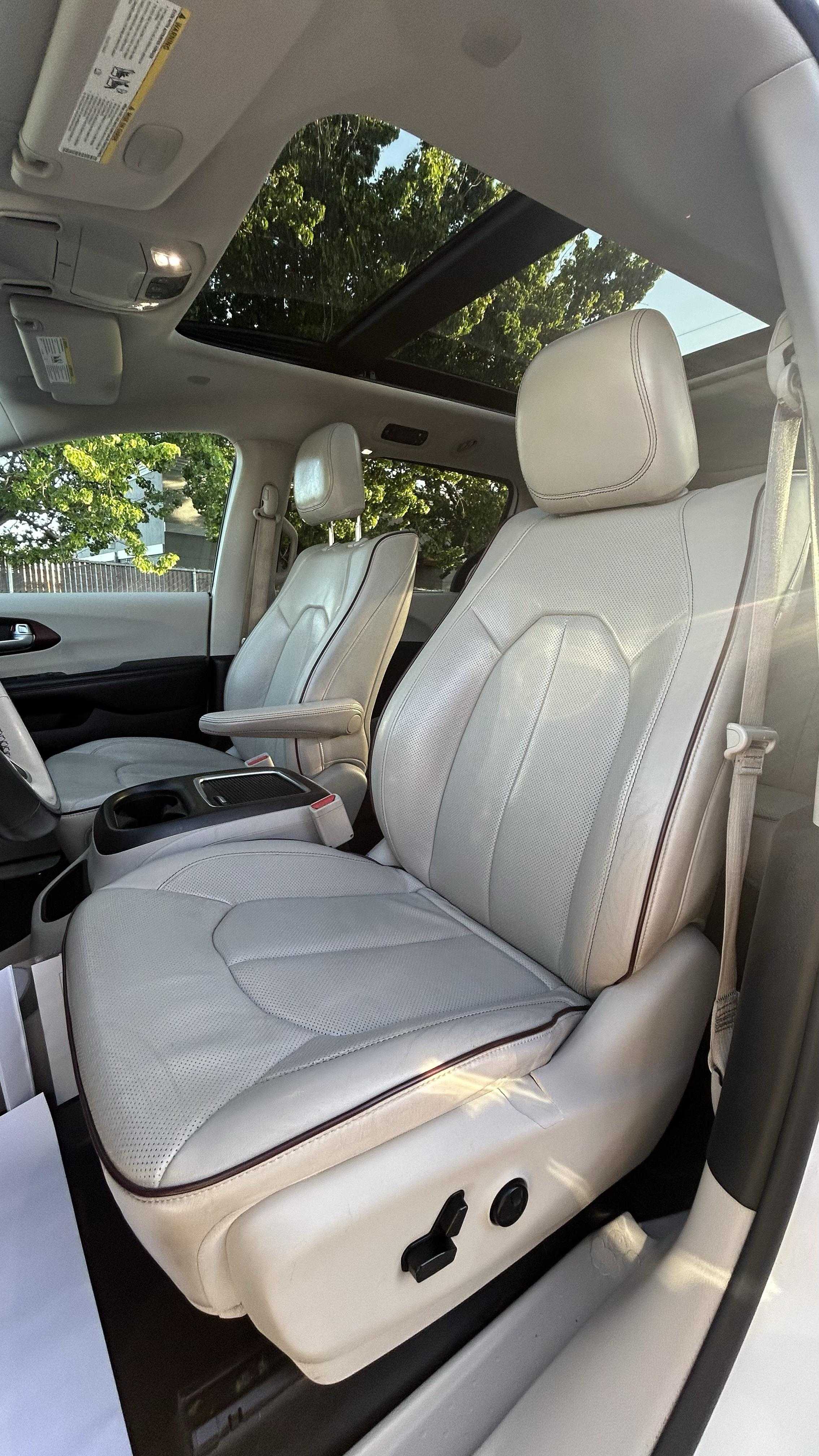 Chrysler Pacifica Image 12