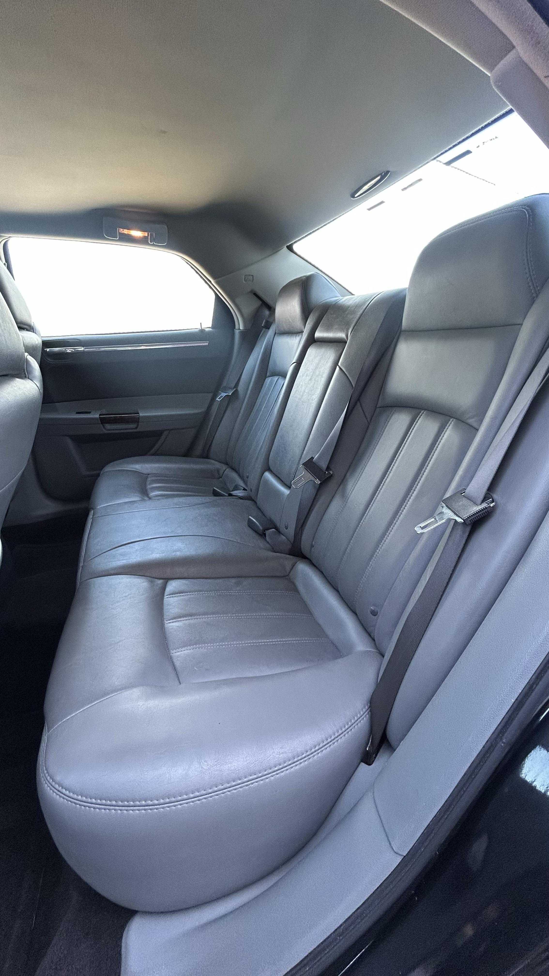 Chrysler 300 Image 10