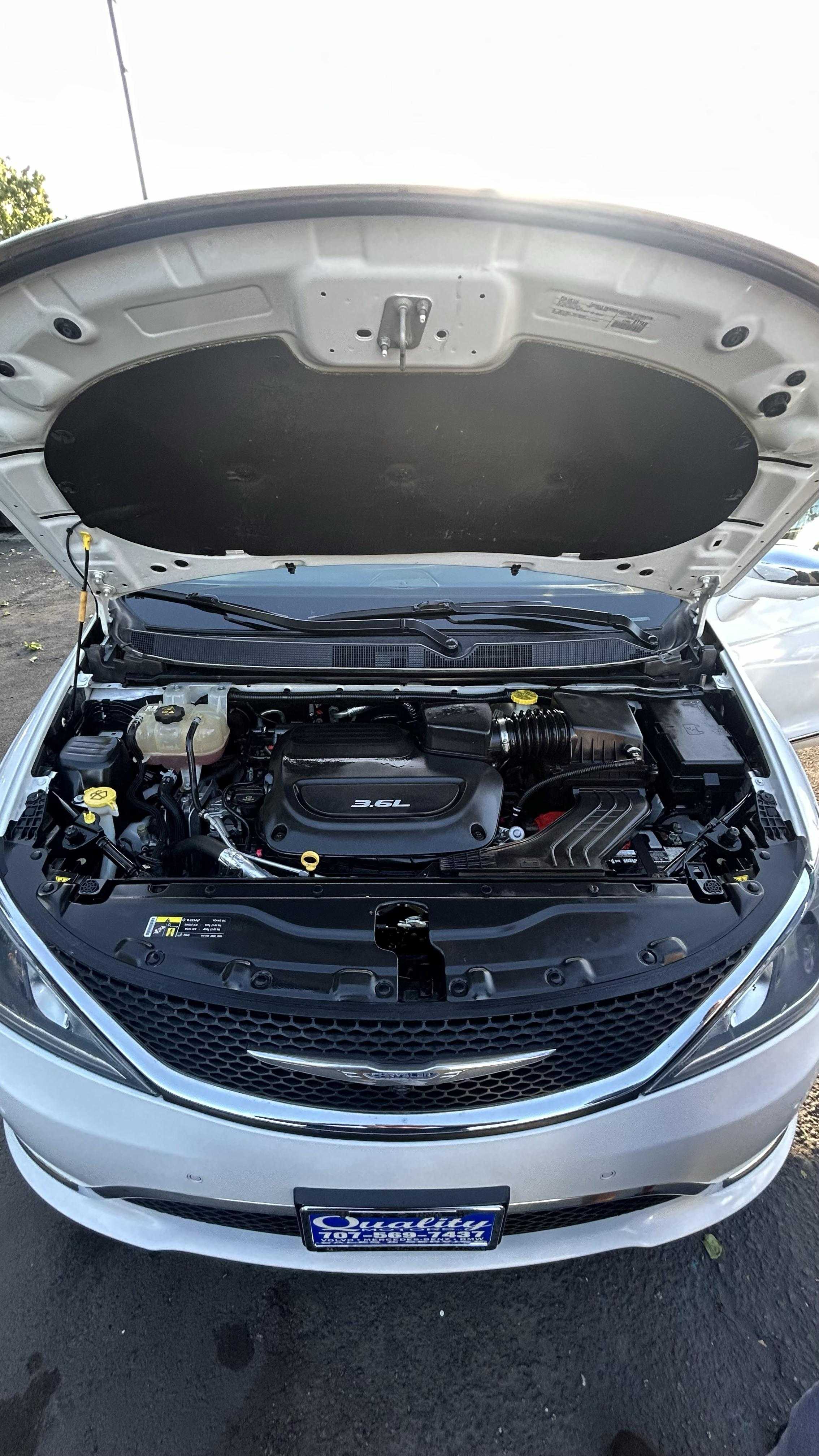Chrysler Pacifica Image 4