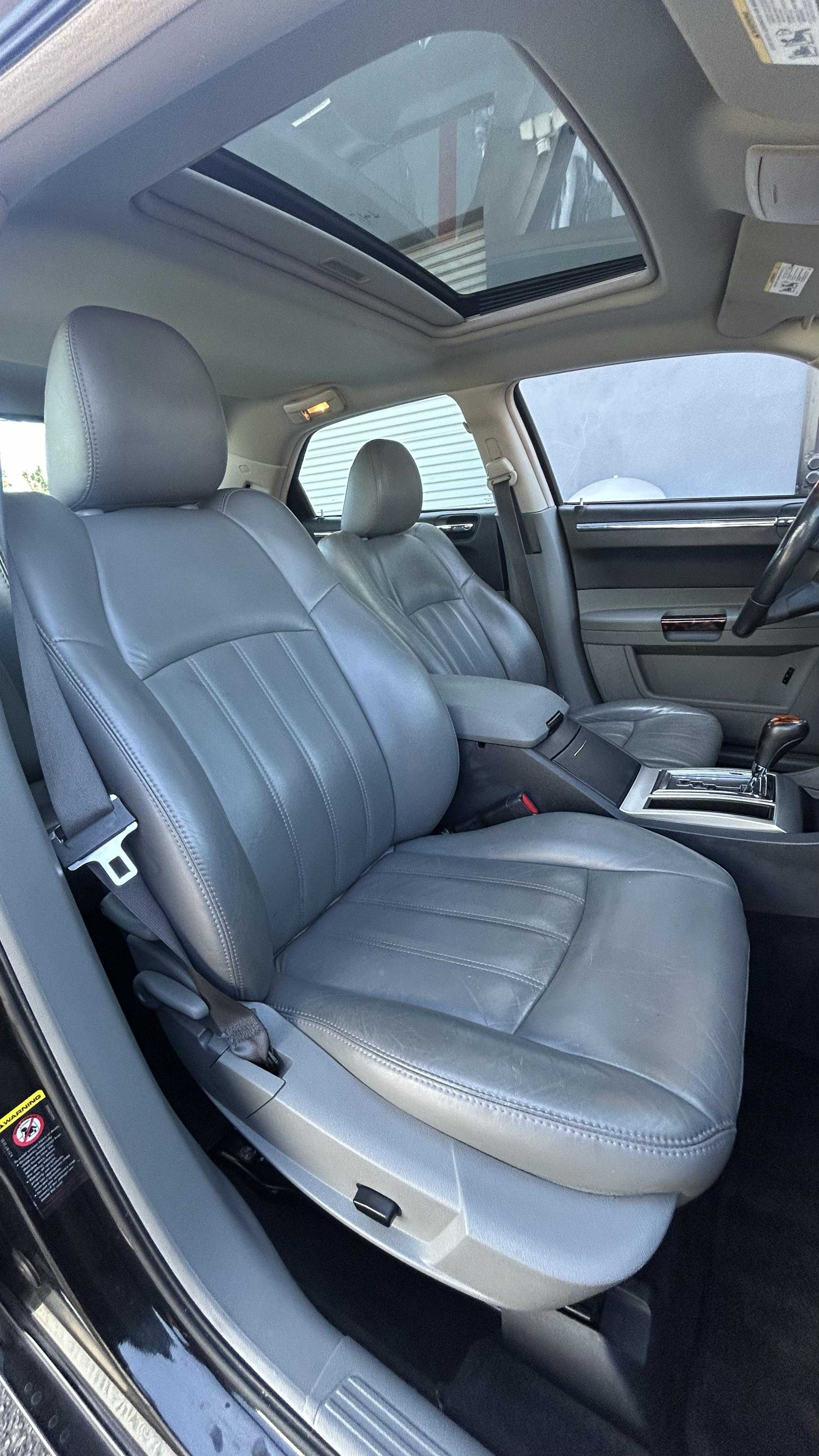 Chrysler 300 Image 8