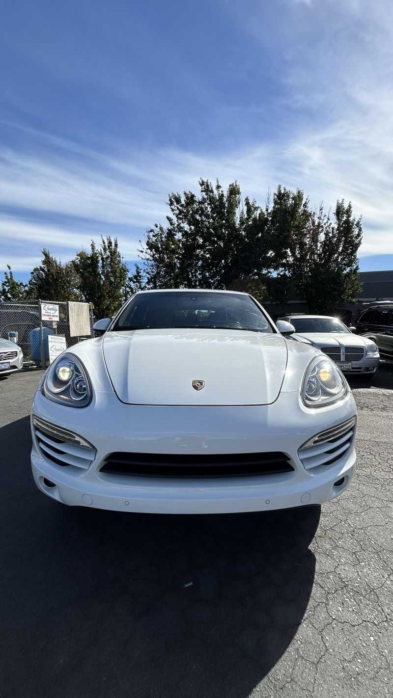 Porsche Cayenne Image 2