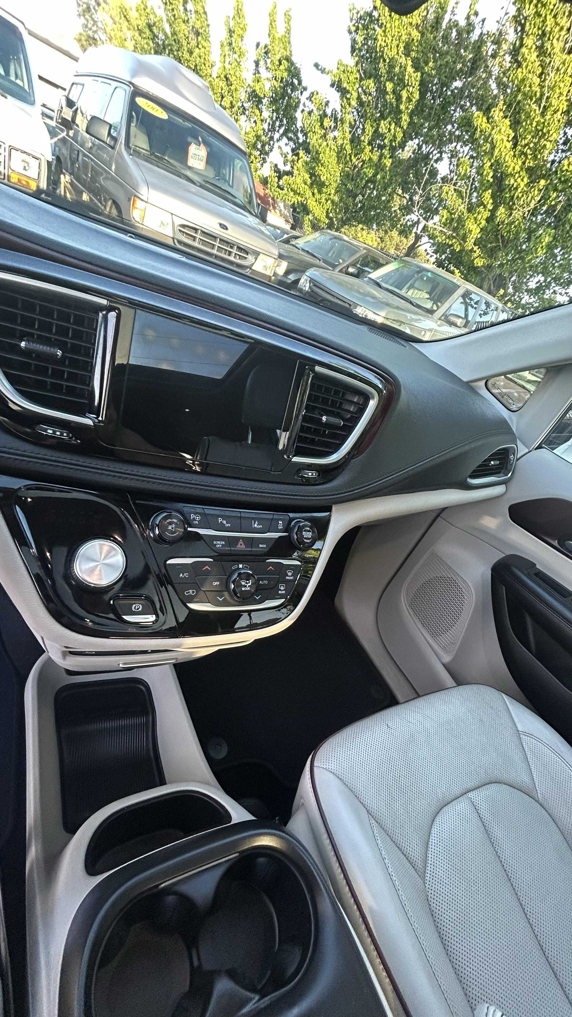 Chrysler Pacifica Image 9