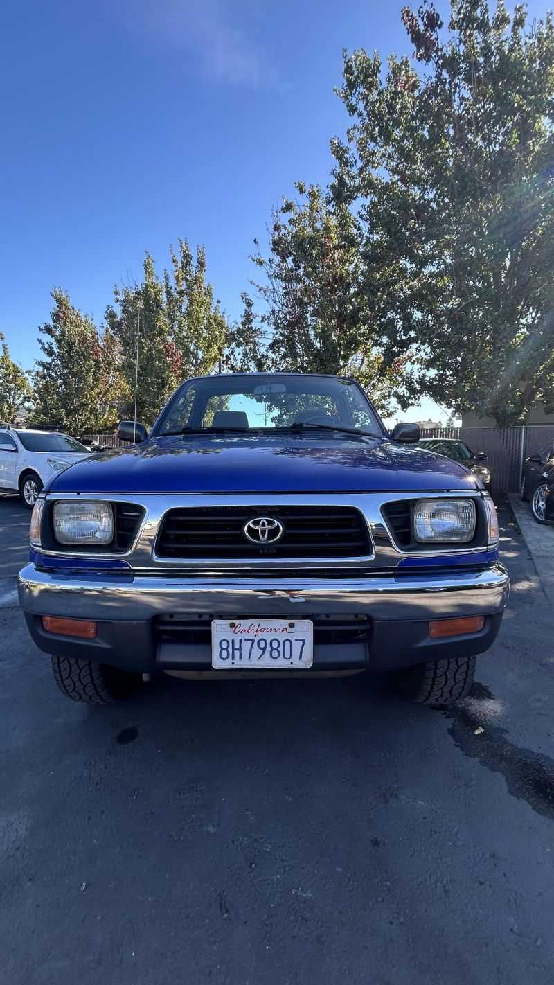 Toyota Tacoma Image 2