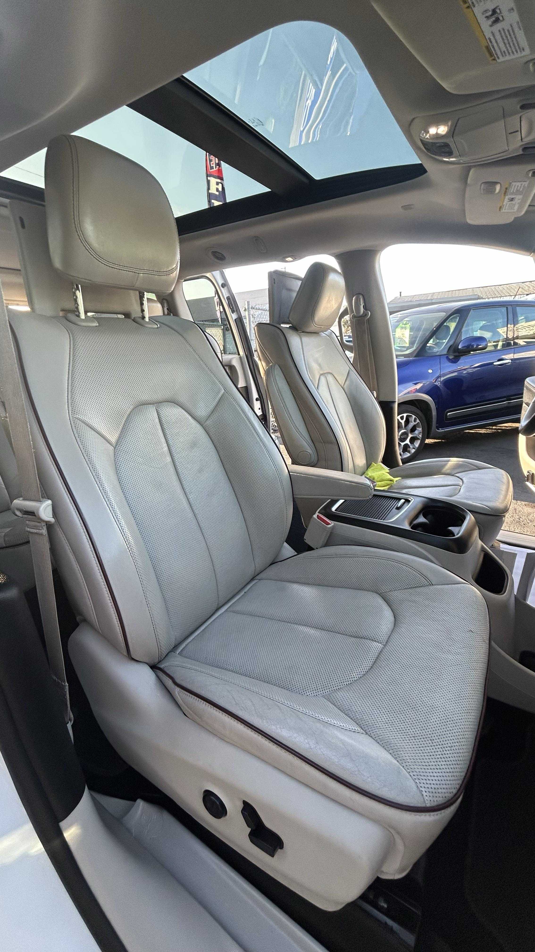 Chrysler Pacifica Image 13