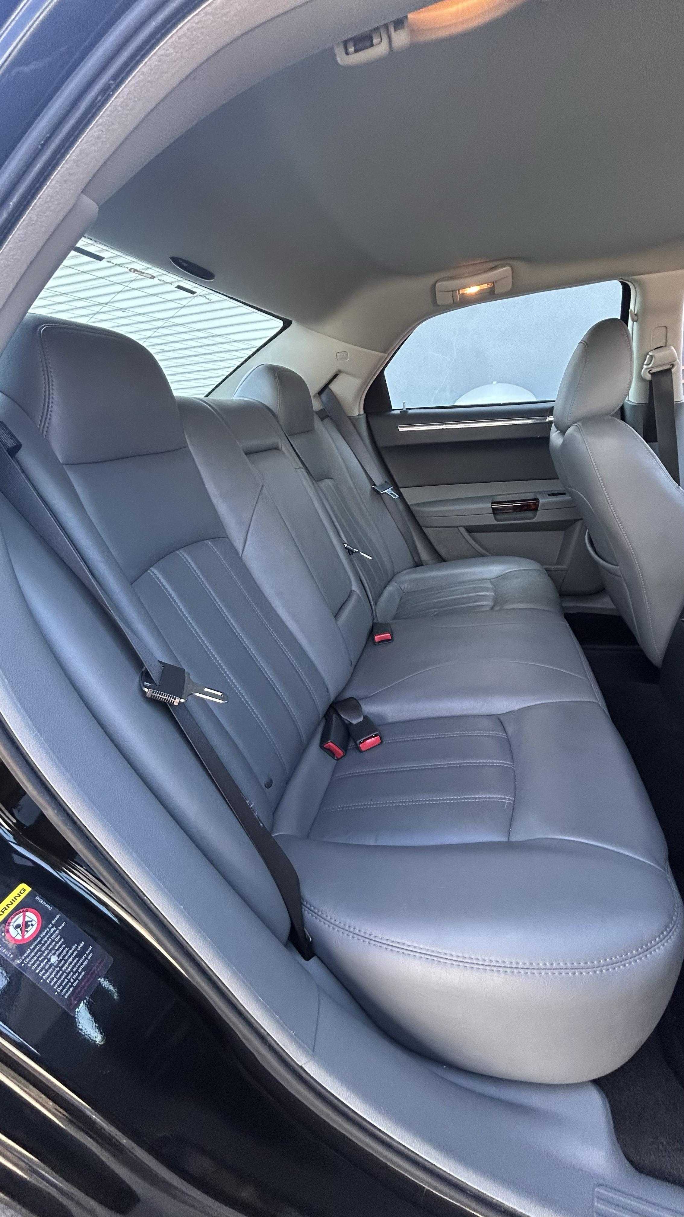 Chrysler 300 Image 12