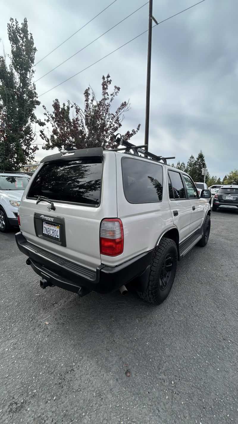 Toyota 4Runner Image 7