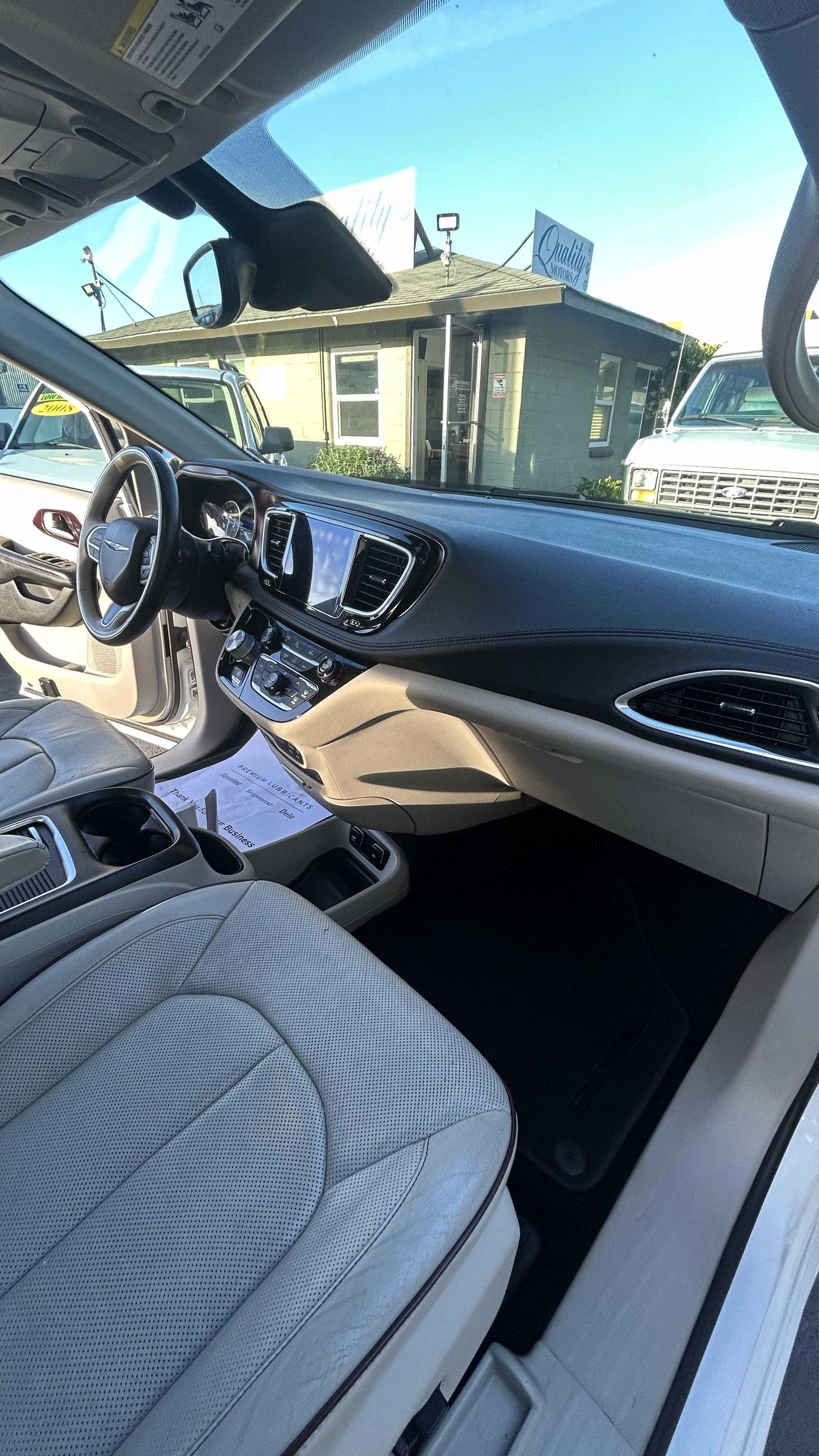 Chrysler Pacifica Image 11