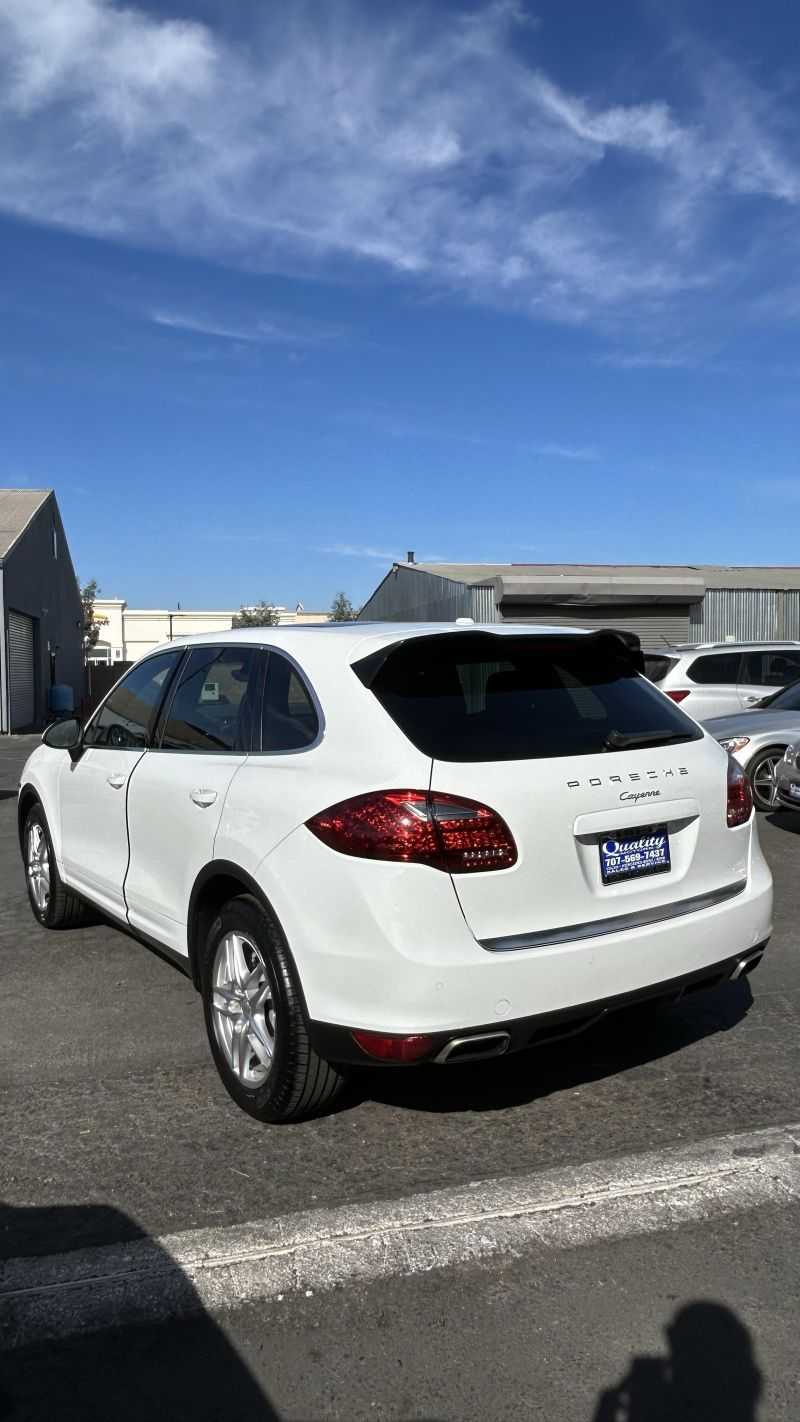 Porsche Cayenne Image 21