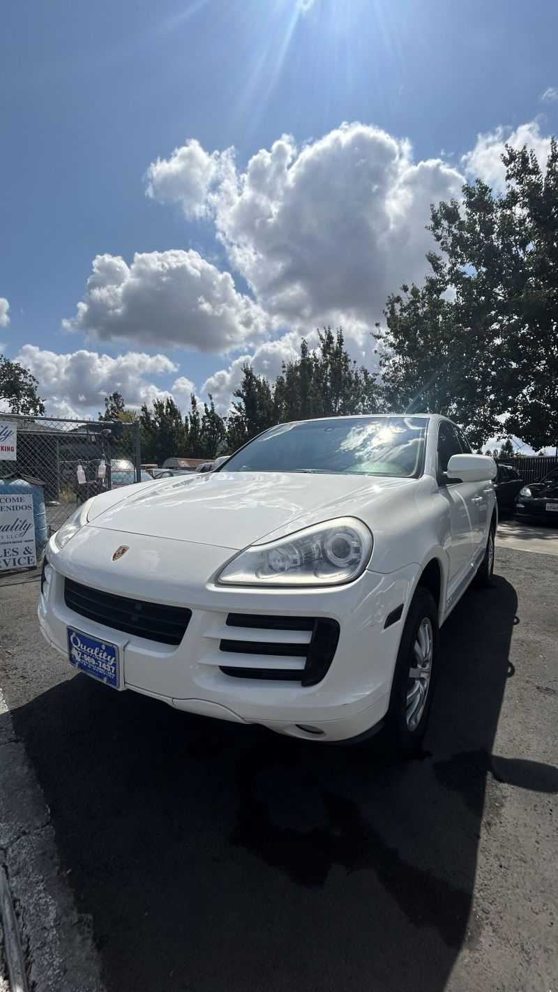 Porsche Cayenne Image 1