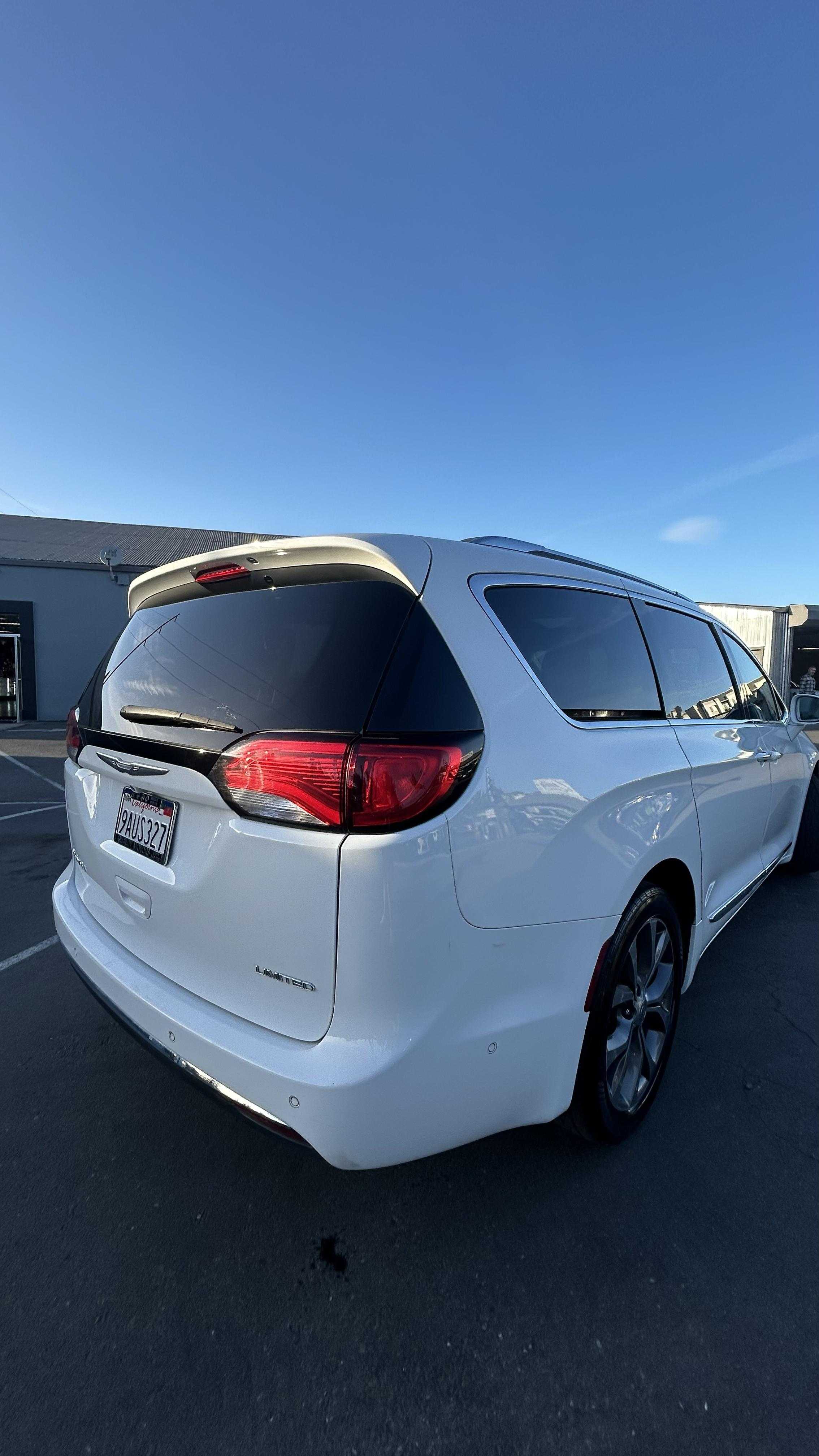 Chrysler Pacifica Image 21